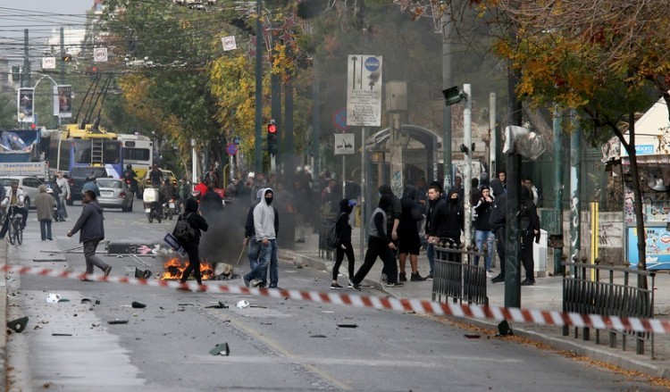 Πετροπόλεμος και φωτιές γύρω από το Πολυτεχνείo (βίντεο)