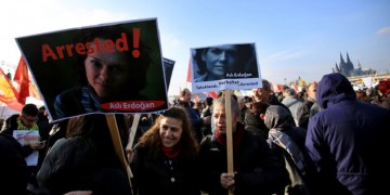 Χιλιάδες Κούρδοι κατά Ερντογάν στην Κολωνία (βίντεο)