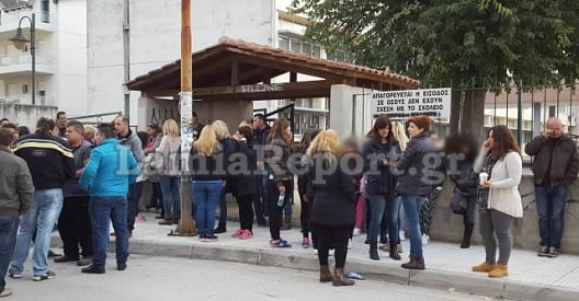 Συγκέντρωση διαμαρτυρίας γονέων στο 6ο Δημοτικό Λαμίας για τα προσφυγόπουλα