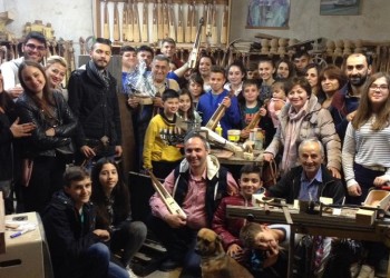 Εύξεινος Λέσχη Χαρίεσσας: Επίσκεψη σε εργαστήριο κατασκευής ποντιακής λύρας (φωτο)