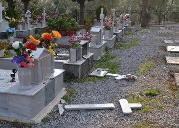 Βανδαλισμός νεκροταφείου στη Μόρια
