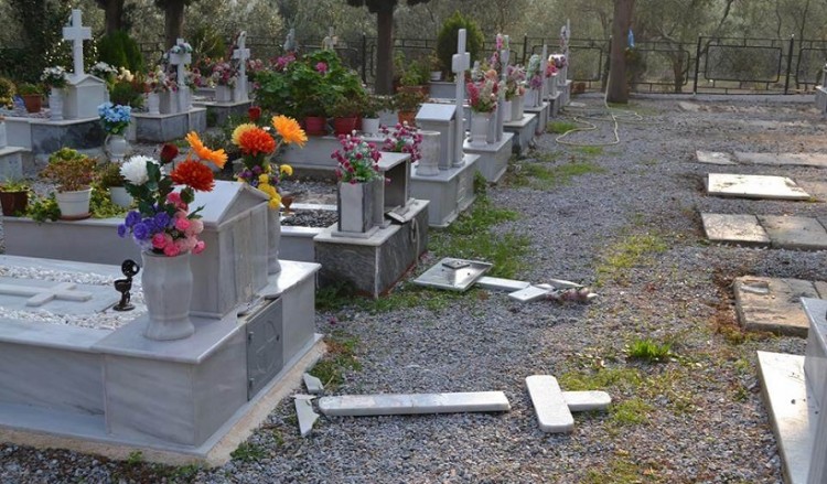 Βανδαλισμός νεκροταφείου στη Μόρια