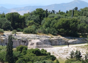 Πνύκα: Απείλησαν τον αρχαιοφύλακα, έσπασαν με βαριοπούλες το φυλάκιο