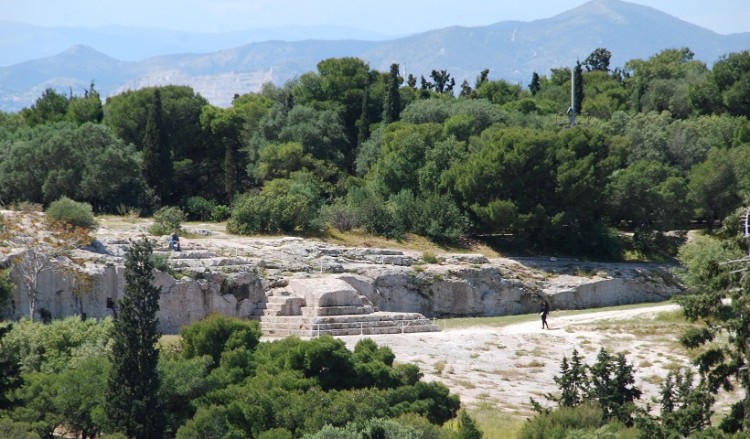 Πνύκα: Απείλησαν τον αρχαιοφύλακα, έσπασαν με βαριοπούλες το φυλάκιο