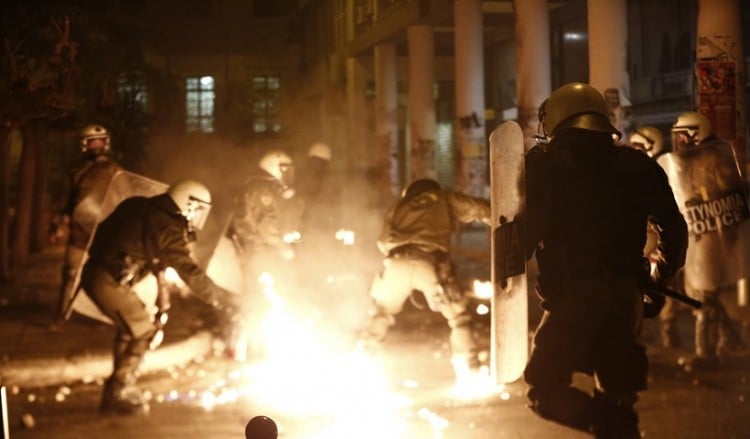 Οδομαχίες έξω από το Πολυτεχνείο