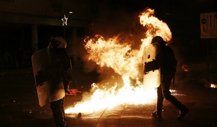 Σοβαρά επεισόδια αμαύρωσαν τις εκδηλώσεις για την επέτειο του Πολυτεχνείου