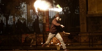 Ποινική δίωξη για δύο κακουργήματα και επτά πλημμελήματα στους 13 συλληφθέντες στο Πολυτεχνείο
