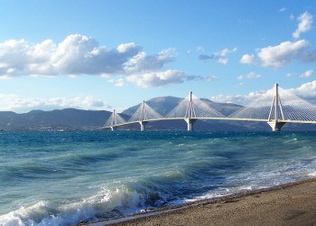 Έκλεισε το Ρίο-Αντίρριο λόγω καιρού