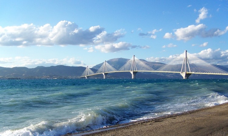 Έκλεισε το Ρίο-Αντίρριο λόγω καιρού