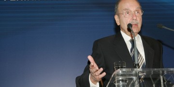 Κρίσιμη η κατάσταση της υγείας του Κωστή Στεφανόπουλου