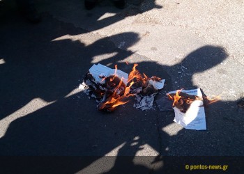 Συνταξιούχοι στη Θεσσαλονίκη έκαψαν τις επιστολές Κατρούγκαλου