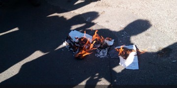 Συνταξιούχοι στη Θεσσαλονίκη έκαψαν τις επιστολές Κατρούγκαλου