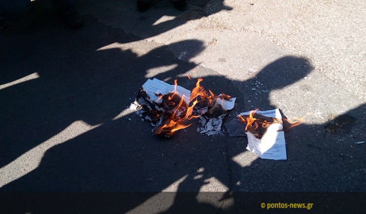 Συνταξιούχοι στη Θεσσαλονίκη έκαψαν τις επιστολές Κατρούγκαλου