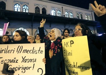 Τουρκία: Αποσύρθηκε ο νόμος που αθωώνει τους βιαστές