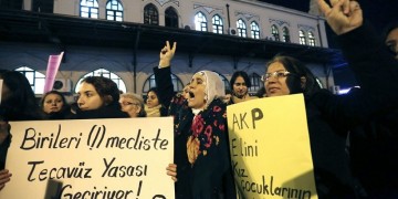 Τουρκία: Αποσύρθηκε ο νόμος που αθωώνει τους βιαστές