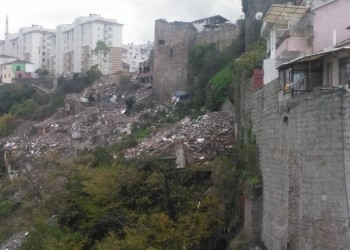 Τραπεζούντα: Κατεδαφίζουν τα αυθαίρετα που είχαν χτιστεί πάνω στα τείχη των Κομνηνών (φωτο)