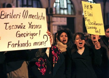 Θύελλα αντιδράσεων στην Τουρκία για το νόμο που αθωώνει τους βιαστές
