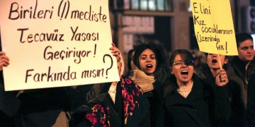 Θύελλα αντιδράσεων στην Τουρκία για το νόμο που αθωώνει τους βιαστές