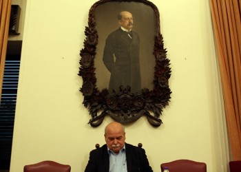 Μυρίζει... ανασχηματισμός πριν από τη Διάσκεψη των Προέδρων για το ΕΣΡ