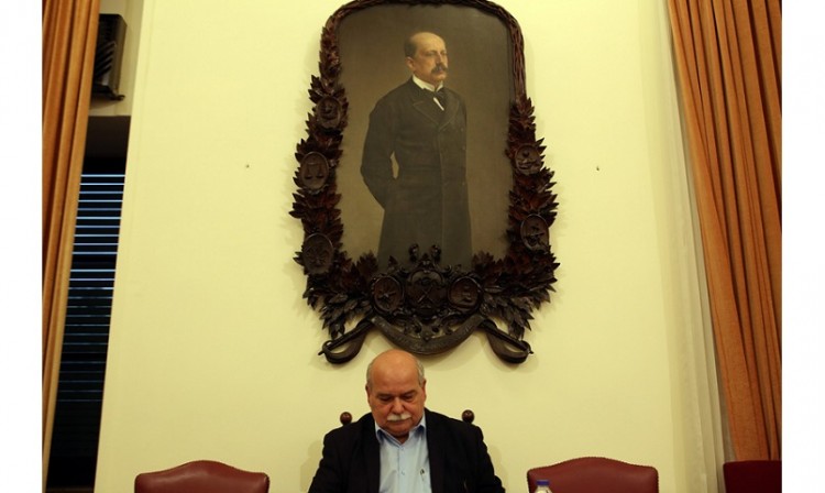 Μυρίζει... ανασχηματισμός πριν από τη Διάσκεψη των Προέδρων για το ΕΣΡ