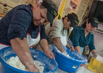 Μαγείρισσες πρώτης και δεύτερης προσφυγικής γενιάς δίδαξαν ποντιακή κουζίνα στην Εύξεινο Λέσχη Χαρίεσσας (φωτο, βίντεο)