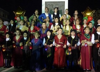 Οι Πόντιοι της Αγ. Βαρβάρας έδωσαν ευχές και είπαν κάλαντα του Πόντου