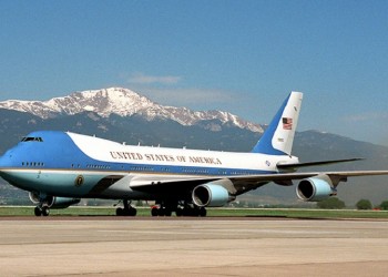 Ο Τραμπ απειλεί να ακυρώσει την αγορά νέου Air Force One