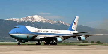 Ο Τραμπ απειλεί να ακυρώσει την αγορά νέου Air Force One