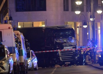 Φονικό φορτηγό… θέρισε πολίτες σε αγορά του Βερολίνου (φωτο, βίντεο)