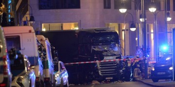 Φονικό φορτηγό… θέρισε πολίτες σε αγορά του Βερολίνου (φωτο, βίντεο)