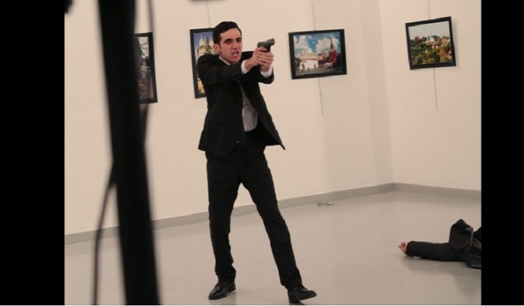 Aστυνομικός ο δολοφόνος του Ρώσου πρέσβη στην Άγκυρα