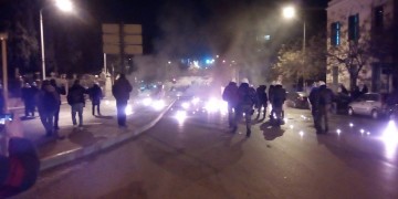 Μολότοφ, πέτρες και δακρυγόνα έξω από το ΑΠΘ