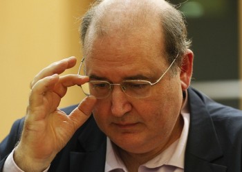 Πυρά Φίλη κατά κυβέρνησης για Καστελόριζο και Εκκλησία