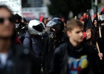 Πετροπόλεμος στα Προπύλαια για την επέτειο από τη δολοφονία του Γρηγορόπουλου
