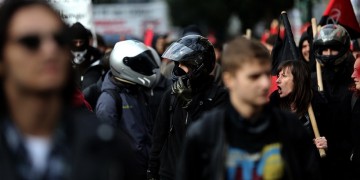 Πετροπόλεμος στα Προπύλαια για την επέτειο από τη δολοφονία του Γρηγορόπουλου