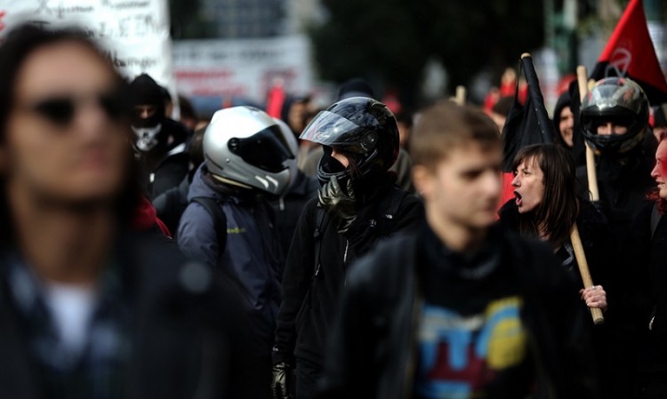 Πετροπόλεμος στα Προπύλαια για την επέτειο από τη δολοφονία του Γρηγορόπουλου