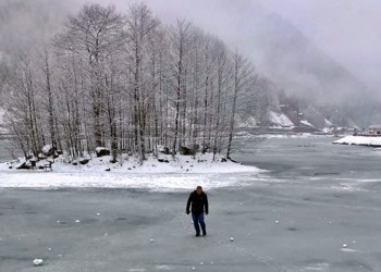 Πάγωσε η λίμνη Σαράχο στην Τραπεζούντα (βίντεο)