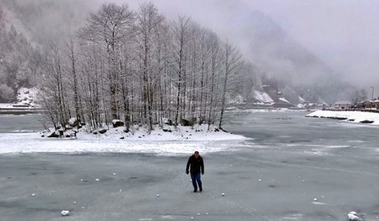 Πάγωσε η λίμνη Σαράχο στην Τραπεζούντα (βίντεο)