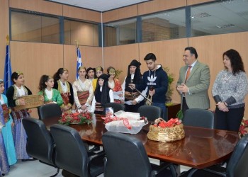 Πόντιοι και Κρητικοί είπαν τα κάλαντα στον δήμαρχο Αχαρνών (βίντεο)