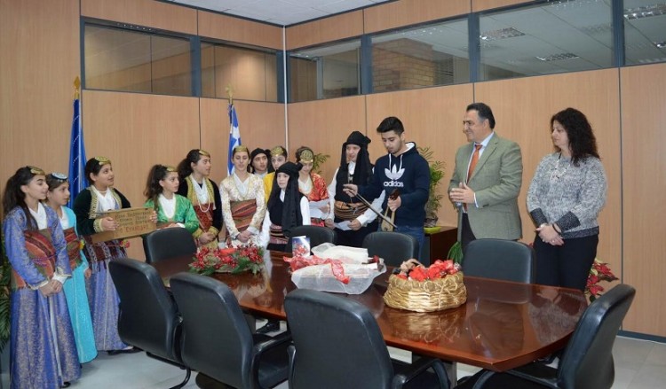 Πόντιοι και Κρητικοί είπαν τα κάλαντα στον δήμαρχο Αχαρνών (βίντεο)