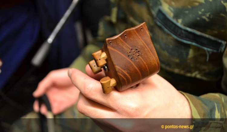 Και ποντιακά κάλαντα ακούστηκαν στο Πεντάγωνο – Κότσαρι από τις Ειδικές Δυνάμεις! (φωτο, βίντεο)