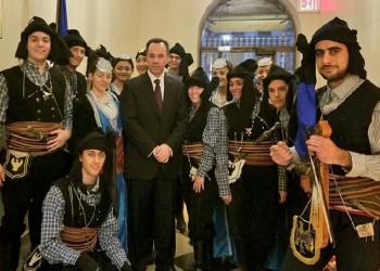 Οι «Κομνηνοί» έφεραν τα ποντιακά κάλαντα στη Νέα Υόρκη (βίντεο)