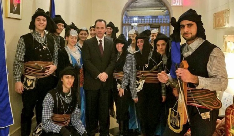 Οι «Κομνηνοί» έφεραν τα ποντιακά κάλαντα στη Νέα Υόρκη (βίντεο)