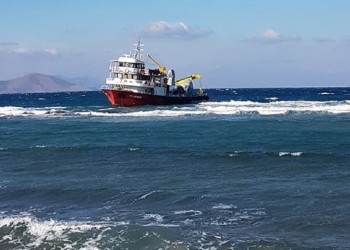 Προσαραγμένο στην Κω παραμένει το τουρκικό πλοίο Alcatras (βίντεο)