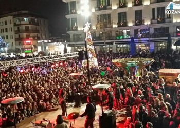 Στην Κοζάνη άναψε το χριστουγεννιάτικο δέντρο – Σε εορταστικούς ρυθμούς η πόλη