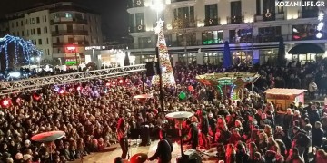 Στην Κοζάνη άναψε το χριστουγεννιάτικο δέντρο – Σε εορταστικούς ρυθμούς η πόλη
