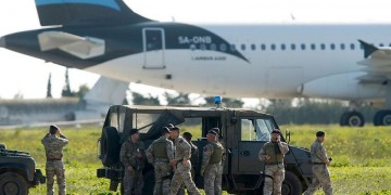 Αεροπειρατεία στη Μάλτα – Απειλούν να ανατινάξουν το αεροσκάφος