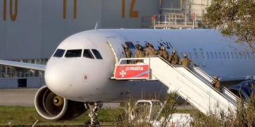 Ρεπλίκες τα όπλα των αεροπειρατών στη Μάλτα