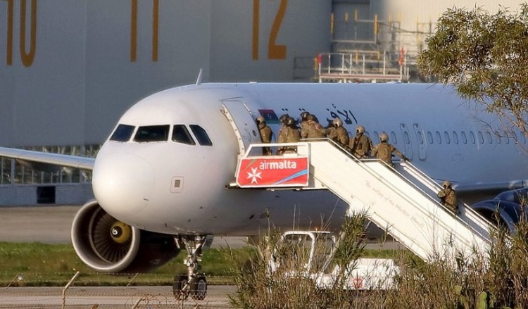 Ρεπλίκες τα όπλα των αεροπειρατών στη Μάλτα