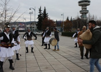 Ξεσήκωσαν το κέντρο της Θεσσαλονίκης οι Μωμόγεροι! (φωτο, βίντεο)